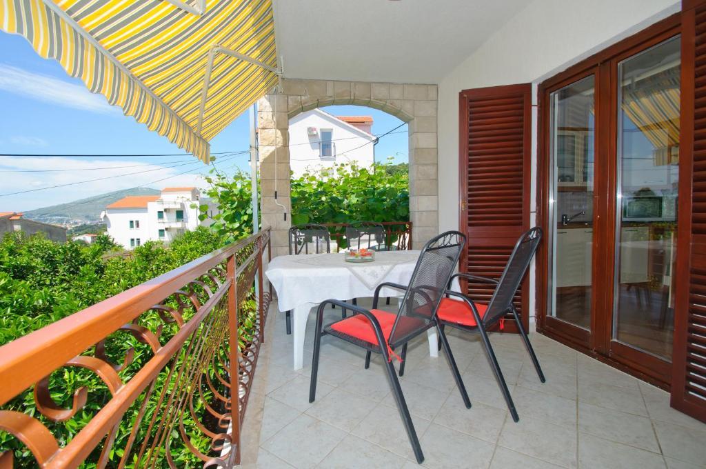 Hella Apartments Trogir Exterior photo